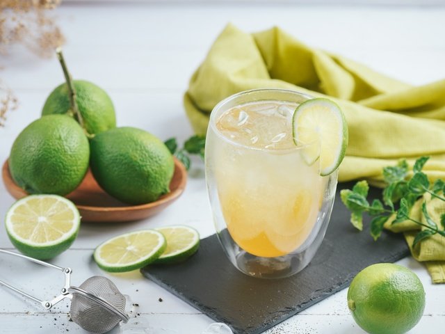 Обои мята, напиток, лёд, лайм, цитрус, стакан, дерева, лимонад, mint, drink, ice, lime, citrus, glass, wood, lemonade разрешение 2048x1344 Загрузить