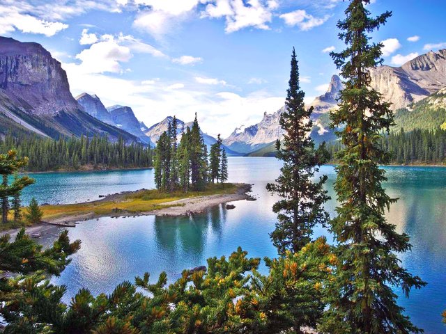 Обои озеро, горы, лес, канада, lake, mountains, forest, canada разрешение 2048x1152 Загрузить