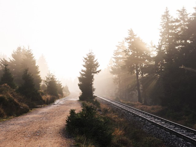 Обои дорога, железная дорога, природа, туман, road, railroad, nature, fog разрешение 2112x1188 Загрузить