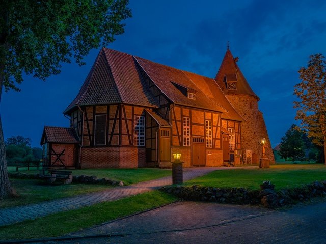 Обои фонари, st remigius church, вечер, дом, церковь, здание, германия, нижняя саксония, зудербург, lights, the evening, house, church, the building, germany, lower saxony, suderburg разрешение 2048x1389 Загрузить