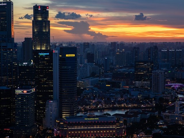 Обои небо, здания, облака, сумерки, огни, сингапур, вечер, городской пейзаж, закат, отель фуллертон, город, небоскребы, китай, the sky, building, clouds, twilight, lights, singapore, the evening, the urban landscape, sunset, the hotel fullerton, the city, skyscrapers, china разрешение 1920x1080 Загрузить