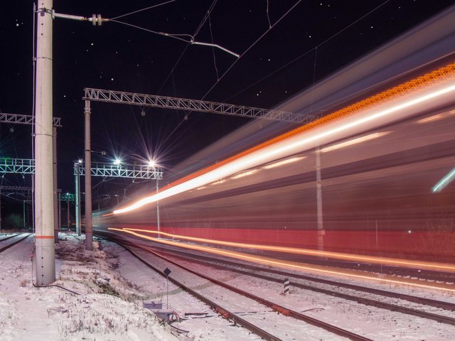 Обои ночь, огни, железная дорога, провода, звезды, поезд, night, lights, railroad, wire, stars, train разрешение 2112x1188 Загрузить