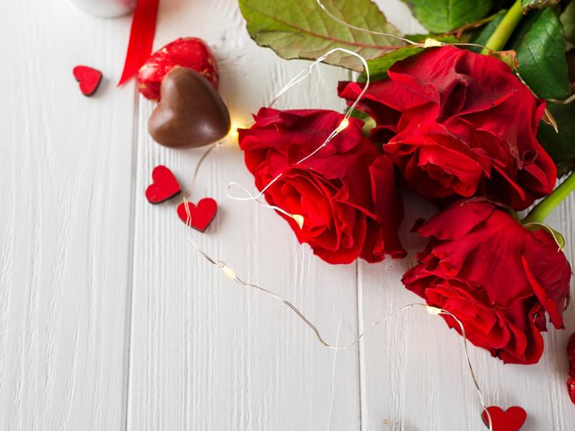 Обои валентинов день, розы, конфеты, красные, шоколад, сердечки, романтик,  цветы, влюбленная, valentine's day, roses, candy, red, chocolate, hearts, romantic, flowers, love разрешение 2112x1188 Загрузить