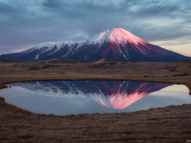 Обои озеро, пейзаж, камчатка, вулкан, lake, landscape, kamchatka, the volcano разрешение 1920x1280 Загрузить