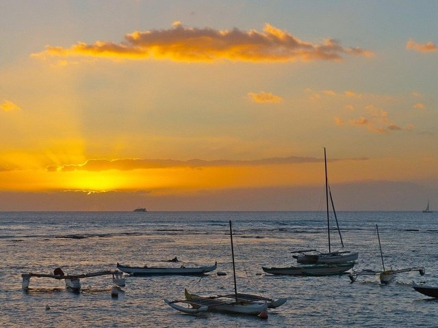 Обои небо, облака, солнце, волны, лучи, море, лодки, the sky, clouds, the sun, wave, rays, sea, boats разрешение 1920x1080 Загрузить