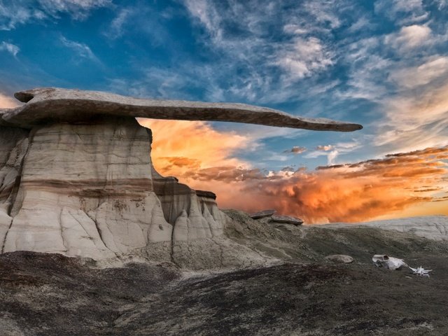 Обои небо, облака, скала, пустыня, утес, the sky, clouds, rock, desert разрешение 2560x1600 Загрузить