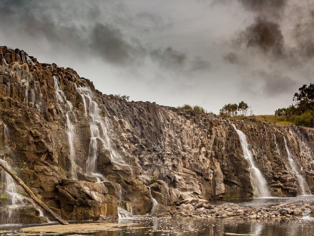 Обои небо, облака, деревья, вода, скалы, природа, камни, водопад, the sky, clouds, trees, water, rocks, nature, stones, waterfall разрешение 3840x2160 Загрузить