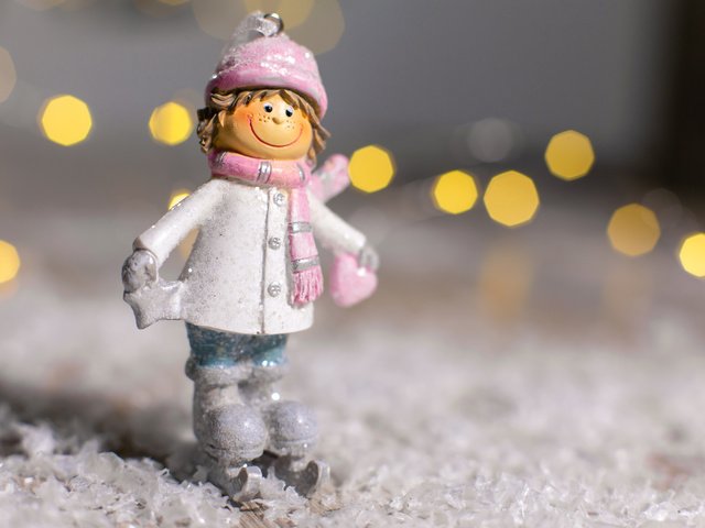 Обои снег, новый год, статуэтка, мальчик, праздник, рождество, фигурка, snow, new year, figurine, boy, holiday, christmas, figure разрешение 5760x3840 Загрузить