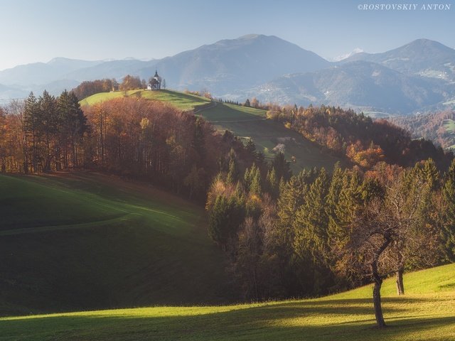 Обои деревья, горы, солнце, лес, вид, осень, церковь, trees, mountains, the sun, forest, view, autumn, church разрешение 2000x1500 Загрузить