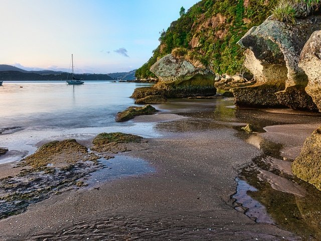 Обои камни, пейзаж, песок, пляж, яхты, залив, новая зеландия, stones, landscape, sand, beach, yachts, bay, new zealand разрешение 2048x1152 Загрузить