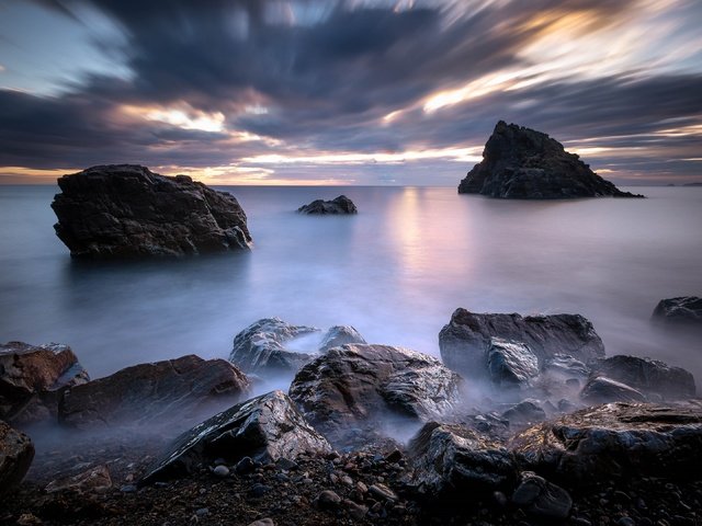 Обои небо, облака, скалы, камни, берег, закат, море, the sky, clouds, rocks, stones, shore, sunset, sea разрешение 3840x2160 Загрузить