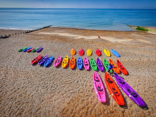 Обои небо, берег, море, горизонт, лодки, много, мужчина, яркие цвета, the sky, shore, sea, horizon, boats, a lot, male, bright colors разрешение 2880x1920 Загрузить