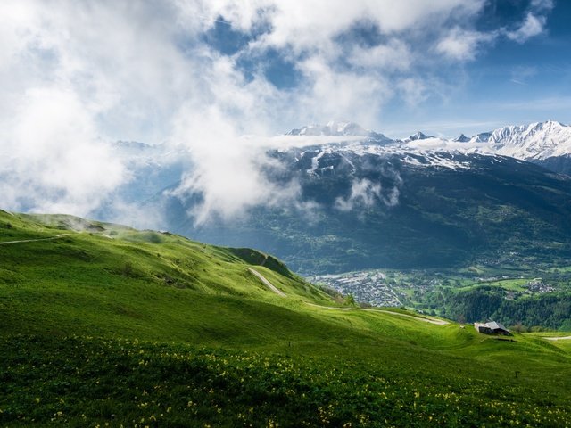 Обои трава, облака, горы, пейзаж, grass, clouds, mountains, landscape разрешение 3840x2160 Загрузить