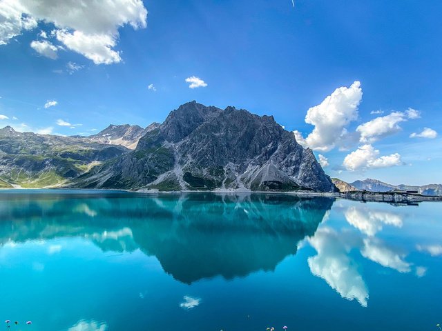 Обои озеро, горы, отражение, австрия, альпы, lünersee, lüner lake, озеро люнерзе, lake, mountains, reflection, austria, alps разрешение 2112x1188 Загрузить