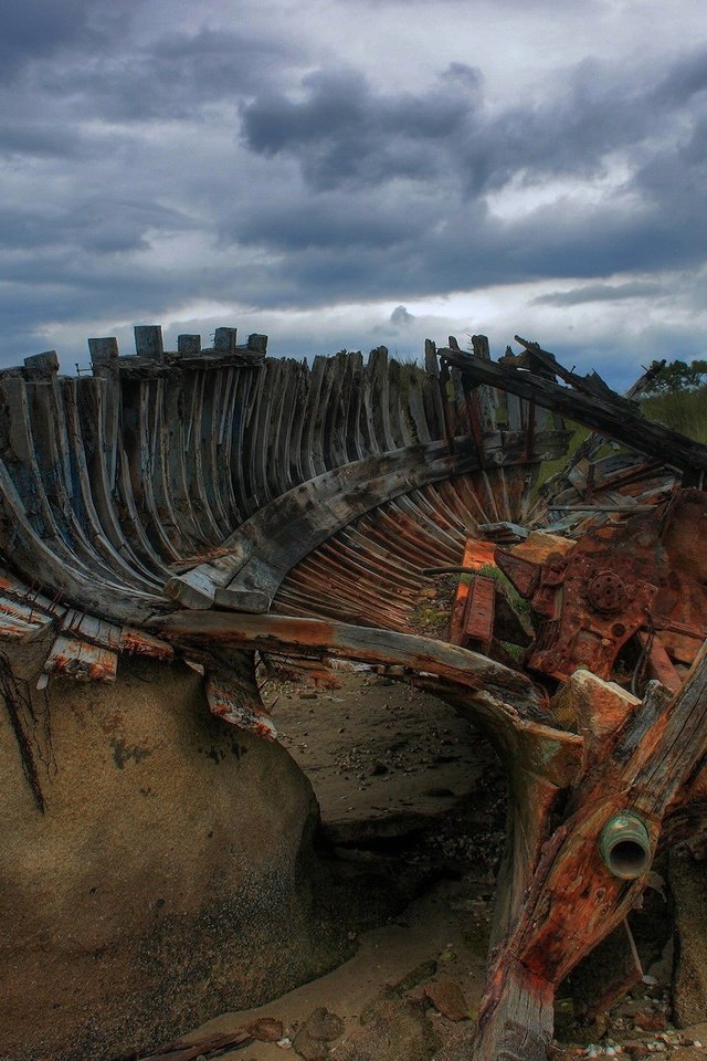 Обои облака, камни, лодка, останки, clouds, stones, boat, the remains разрешение 1920x1200 Загрузить