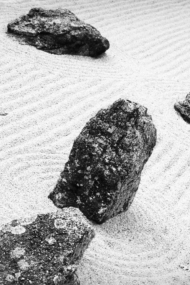 Обои камни, песок, черно-белая, stones, sand, black and white разрешение 1920x1200 Загрузить