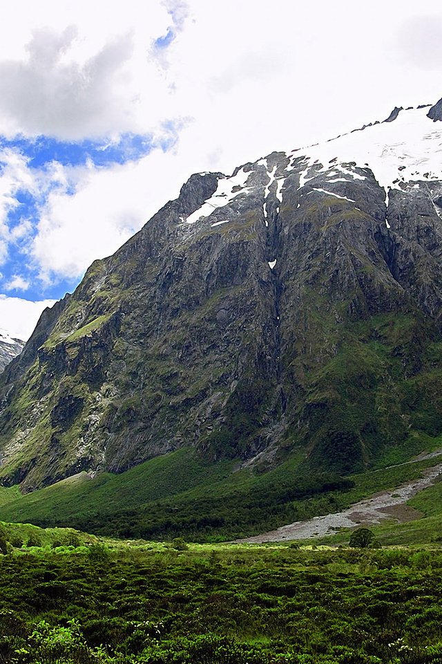 Обои горы, снег, зелень, mountains, snow, greens разрешение 2560x1600 Загрузить