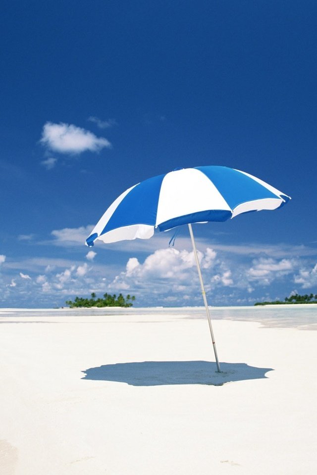 Обои облака, берег, море, песок, зонт, clouds, shore, sea, sand, umbrella разрешение 1920x1200 Загрузить