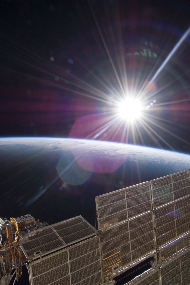 Обои свет, солнце, земля, международная космическая станция, light, the sun, earth, the international space station разрешение 2560x1670 Загрузить