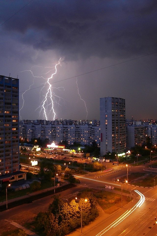 Обои дорога, огни, вечер, тучи, молния, москва, дома, россия, road, lights, the evening, clouds, lightning, moscow, home, russia разрешение 1920x1440 Загрузить