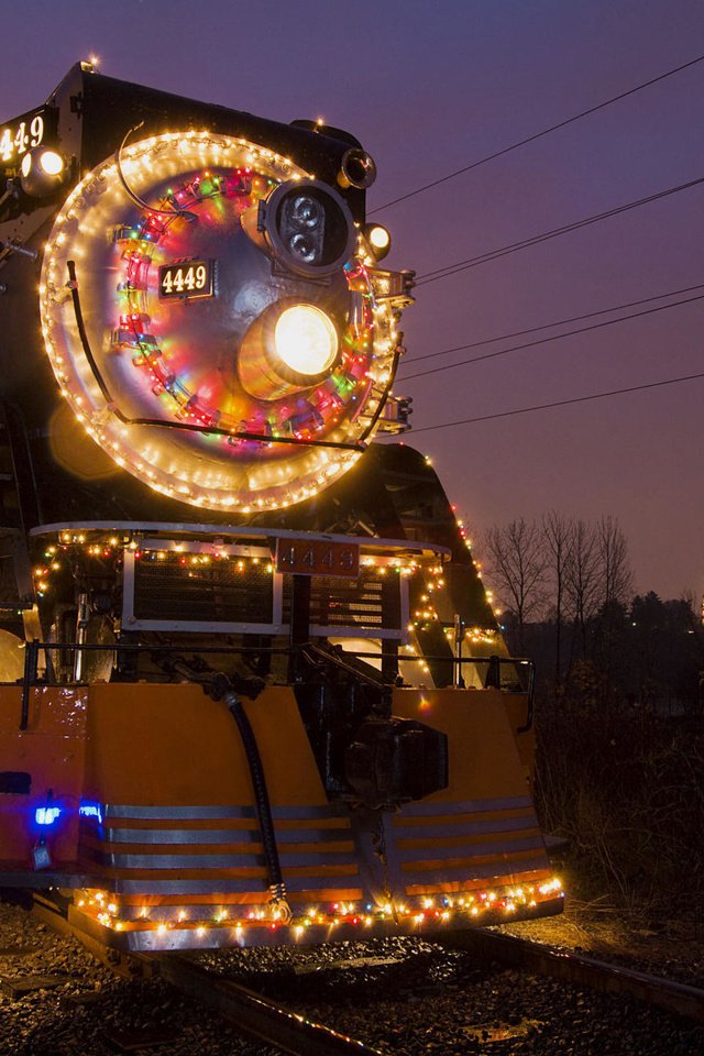 Обои ночь, огни, новый год, подсветка, локомотив, night, lights, new year, backlight, locomotive разрешение 2000x1333 Загрузить