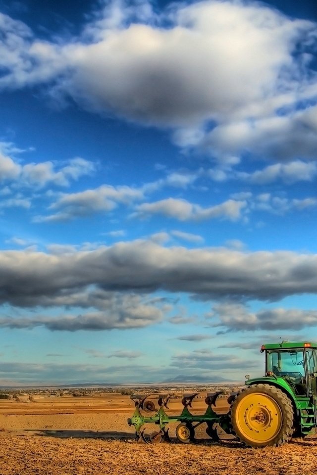 Обои облака, поле, трактор, clouds, field, tractor разрешение 1920x1440 Загрузить
