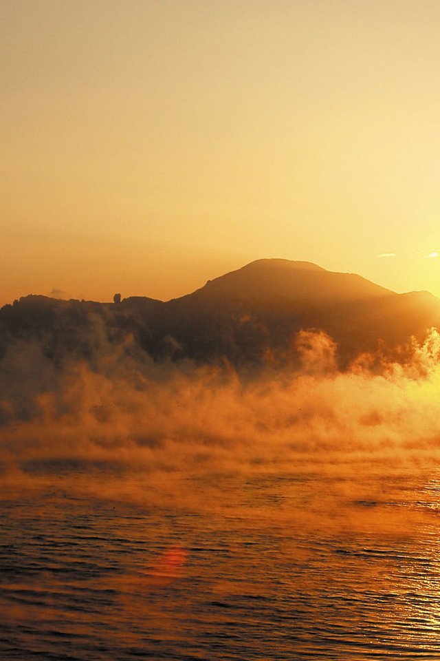 Обои восход, солнце, море, гора, осень, пар, крым, sunrise, the sun, sea, mountain, autumn, couples, crimea разрешение 1920x1080 Загрузить