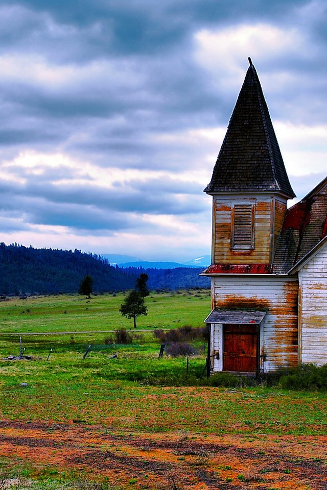 Обои горы, лес, поле, дом, mountains, forest, field, house разрешение 1920x1200 Загрузить