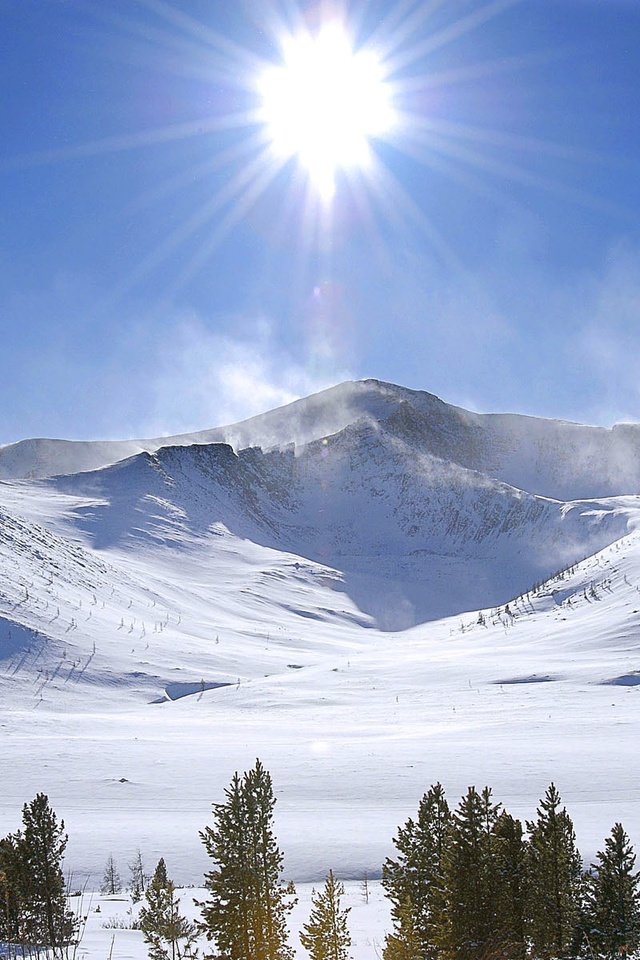 Обои горы, солнце, снег, зима, россия, ель, mountains, the sun, snow, winter, russia, spruce разрешение 1920x1200 Загрузить