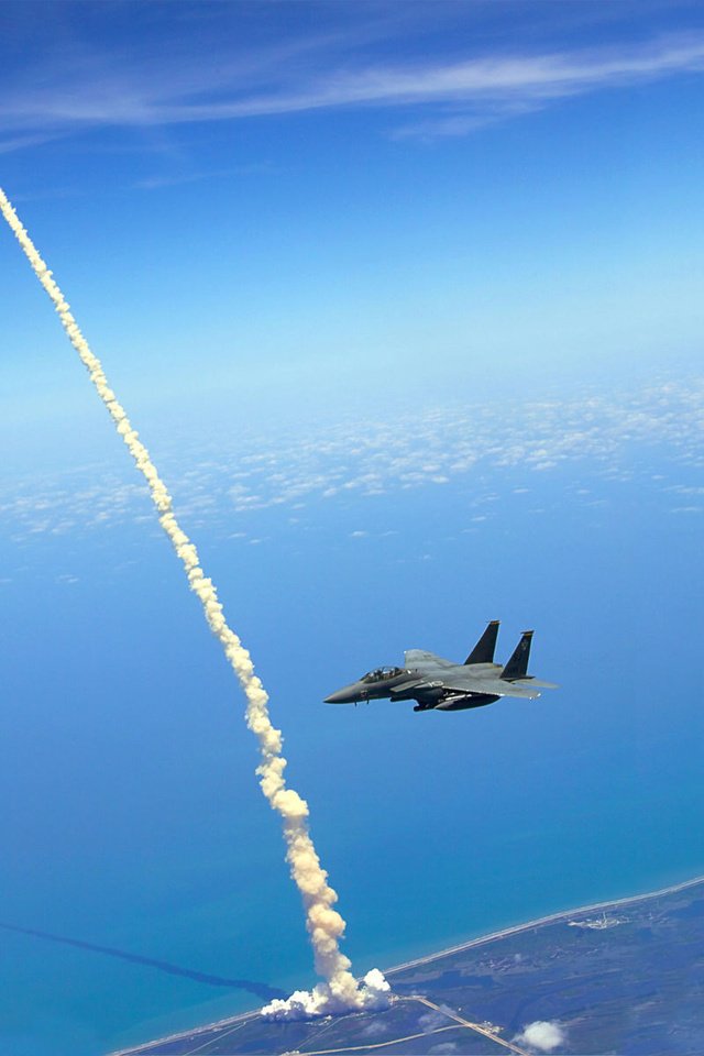 Обои облака, военная, полет, f 15, день, атлантис, истребитель, launch, space shuttle atlantis, взлёт, skyscapes, след, шаттл, f-15 eagle, авиатехника, aircraft, clouds, military, flight, day, atlantis, fighter, the rise, trail, shuttle разрешение 1920x1200 Загрузить