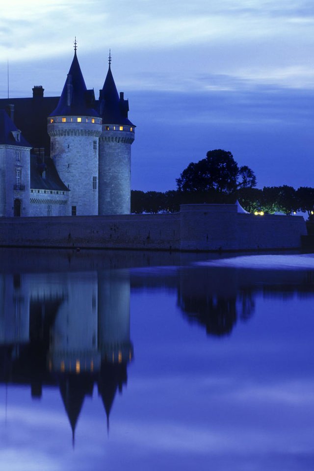 Обои фонари, вечер, замок, водоем, памятник, архитектурный, lights, the evening, castle, pond, monument, architectural разрешение 1920x1080 Загрузить