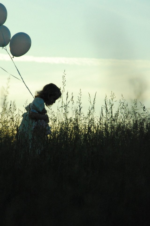 Обои небо, трава, вечер, поле, грусть, девочка, одиночество, шарики, the sky, grass, the evening, field, sadness, girl, loneliness, balls разрешение 3872x2592 Загрузить