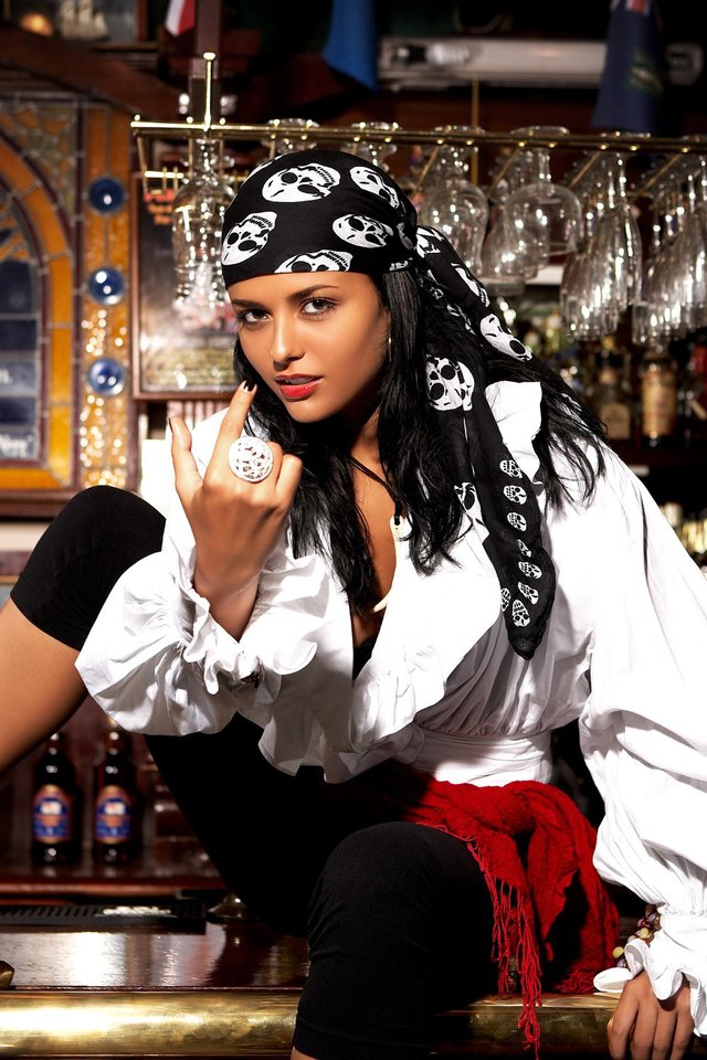 Обои девушка, брюнетка, бар, бутылки, пират, ром, выпивка, girl, brunette, bar, bottle, pirate, rum, booze разрешение 2500x1667 Загрузить