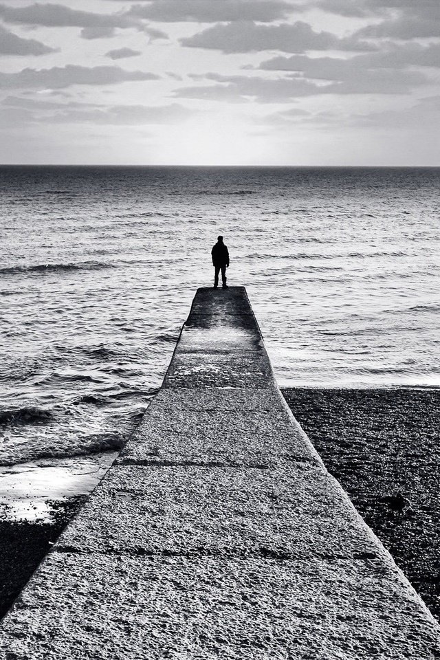 Обои берег, море, горизонт, причал, человек, черно-белая, shore, sea, horizon, pier, people, black and white разрешение 1920x1200 Загрузить