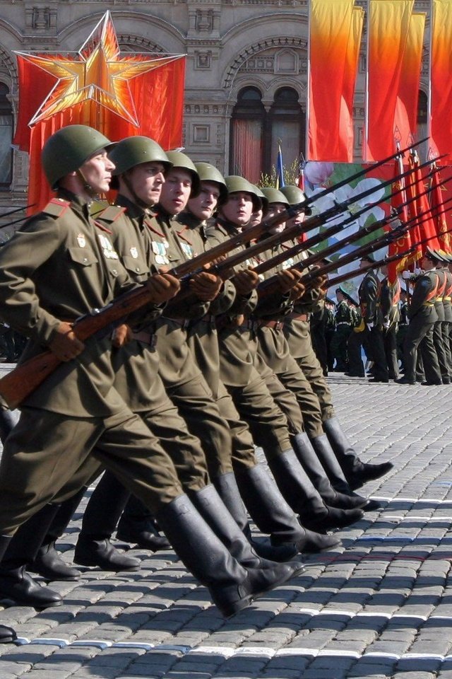 Обои оружие, солдаты, форма, флаги, 9 мая, парад, weapons, soldiers, form, flags, may 9, parade разрешение 3000x1292 Загрузить