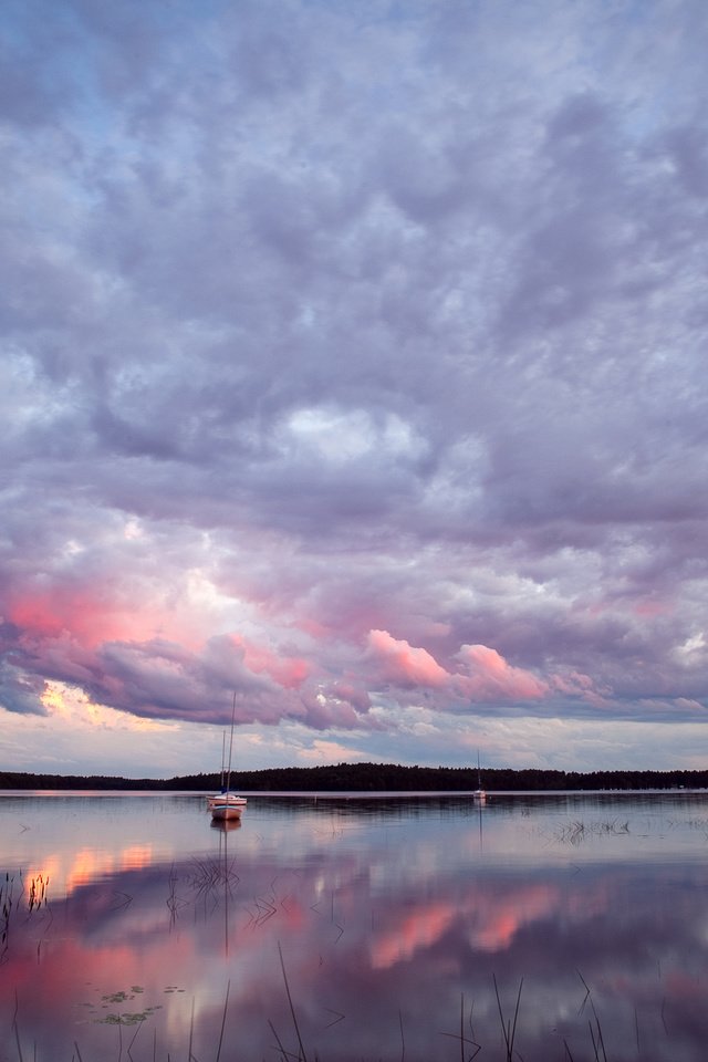 Обои отражение, водная гладь, катер, reflection, water surface, boat разрешение 2560x1600 Загрузить