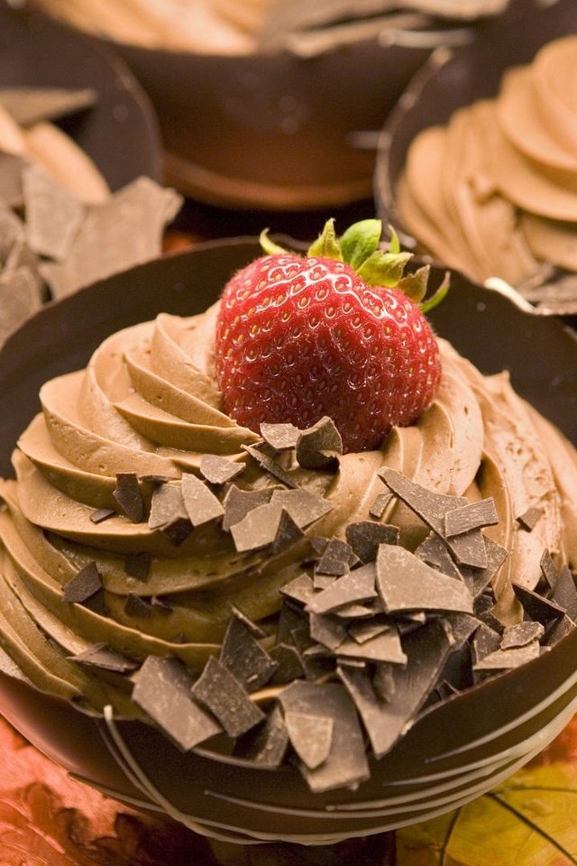 Обои крем для торта, макро, сладости, ягоды, шоколад, десерт, пирожное, cream cake, macro, sweets, berries, chocolate, dessert, cake разрешение 1920x1080 Загрузить