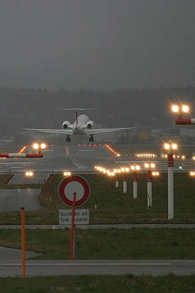 Обои самолет, взлетная полоса, the plane, runway разрешение 1920x1200 Загрузить
