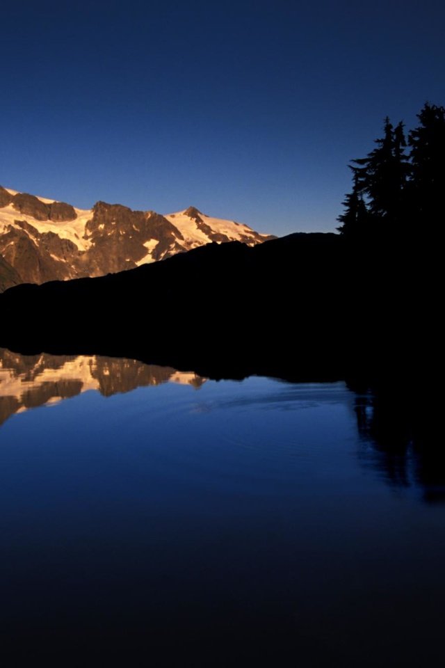 Обои небо, озеро, отражение, гора, ель, вершина, сосна, the sky, lake, reflection, mountain, spruce, top, pine разрешение 1999x1333 Загрузить