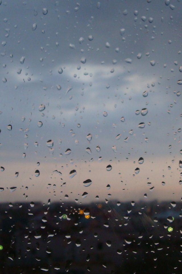 Приклеенное стекло дождь