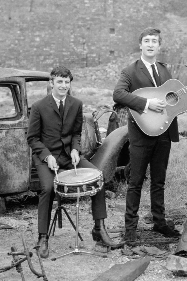 Обои группа, черно-белая, фотография, beatles, ржавая машина, group, black and white, photo, a rusty car разрешение 2560x1600 Загрузить