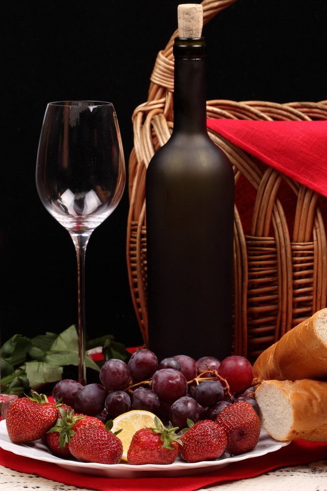 Обои виноград, клубника, хлеб, ягоды, бутылка, фужер, grapes, strawberry, bread, berries, bottle, glass разрешение 1920x1200 Загрузить