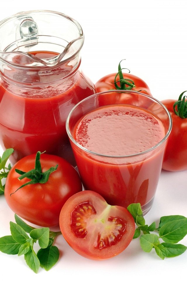 Обои белый фон, напитки, овощи, помидоры, томаты, томатный сок, white background, drinks, vegetables, tomatoes, tomato juice разрешение 1920x1200 Загрузить