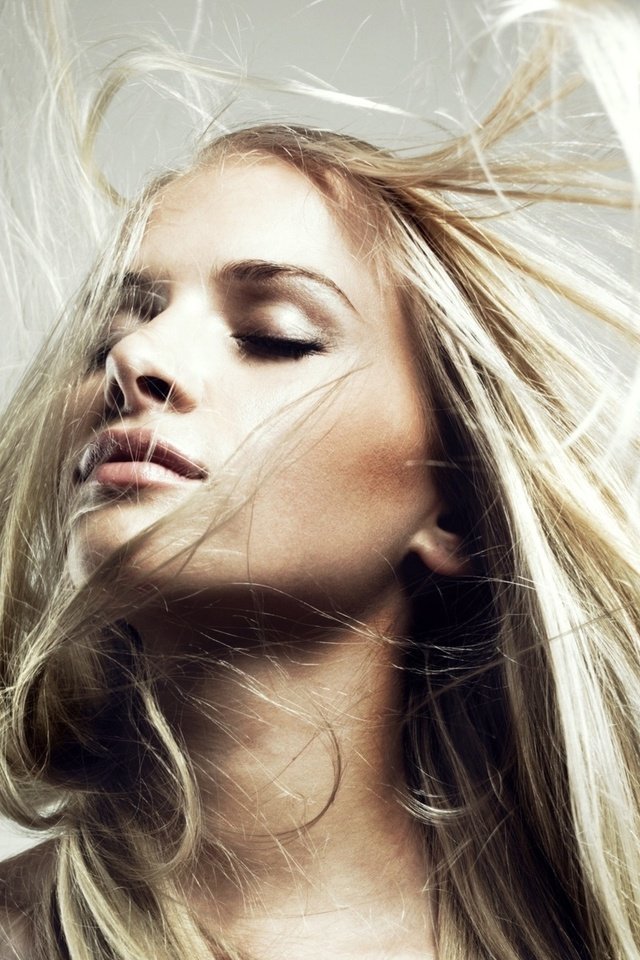 Обои девушка, блондинка, модель, волосы, лицо, ветер, girl, blonde, model, hair, face, the wind разрешение 1920x1200 Загрузить