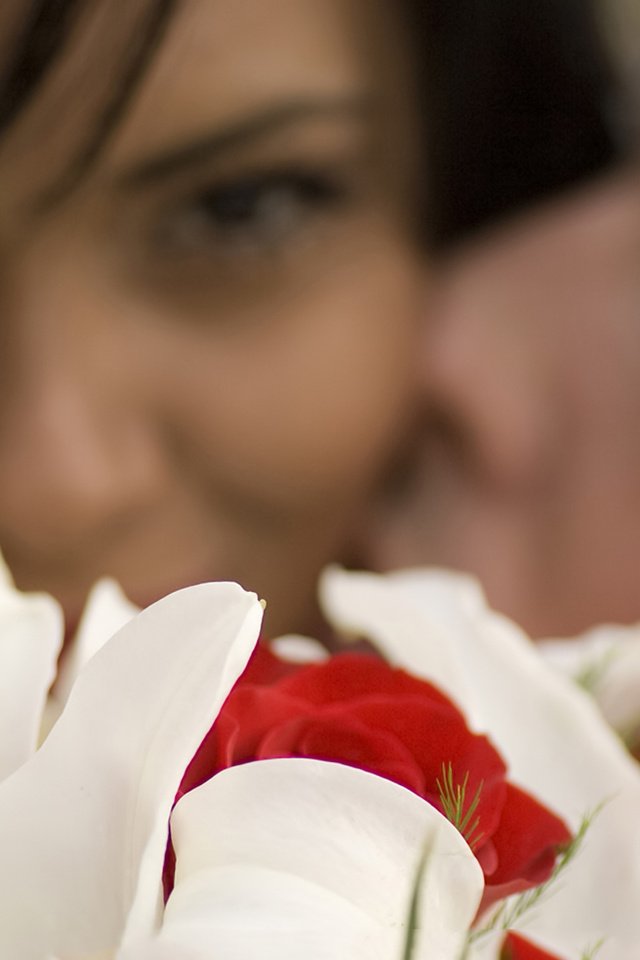 Kiss flowers. "Цветы любви". Цветок поцелуй. Человек целует цветок. Поцелуй нежный цветов.