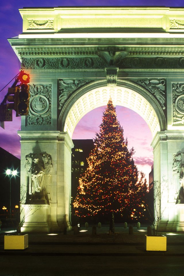 Обои ночь, огни, елка, арка, рождество, night, lights, tree, arch, christmas разрешение 2000x1333 Загрузить