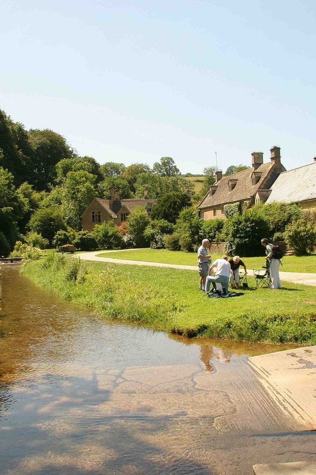 Обои ручей, люди, деревня, дома, англия, бибери, stream, people, village, home, england, bibury разрешение 3504x2336 Загрузить