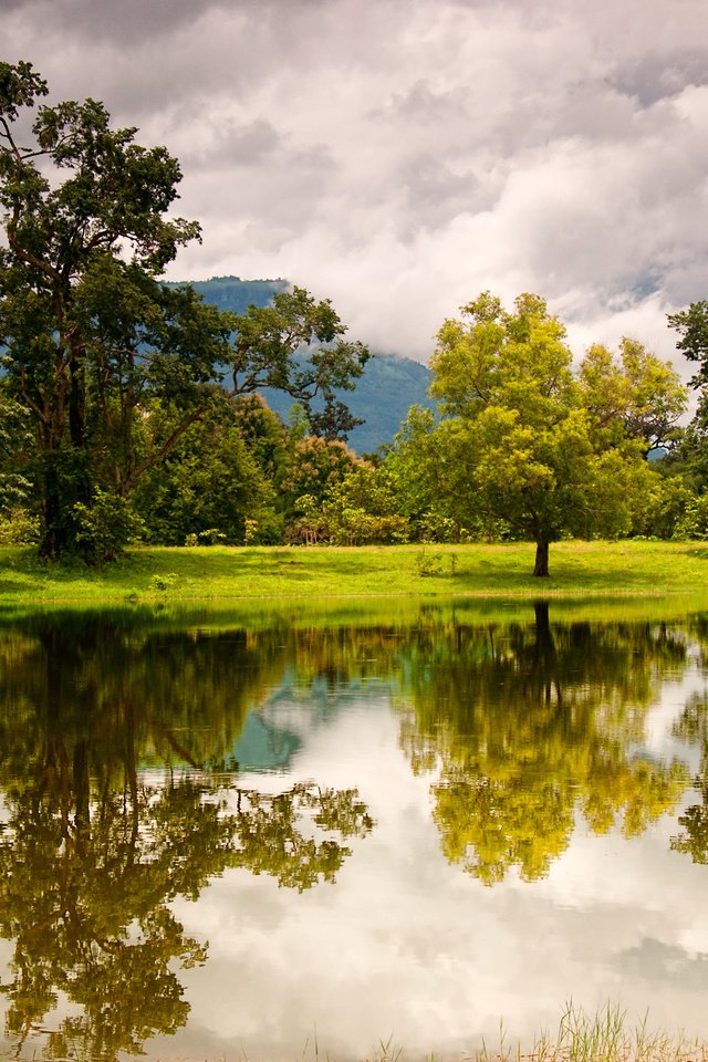 Обои облака, деревья, озеро, горы, отражение, лаос, clouds, trees, lake, mountains, reflection, laos разрешение 2560x1600 Загрузить