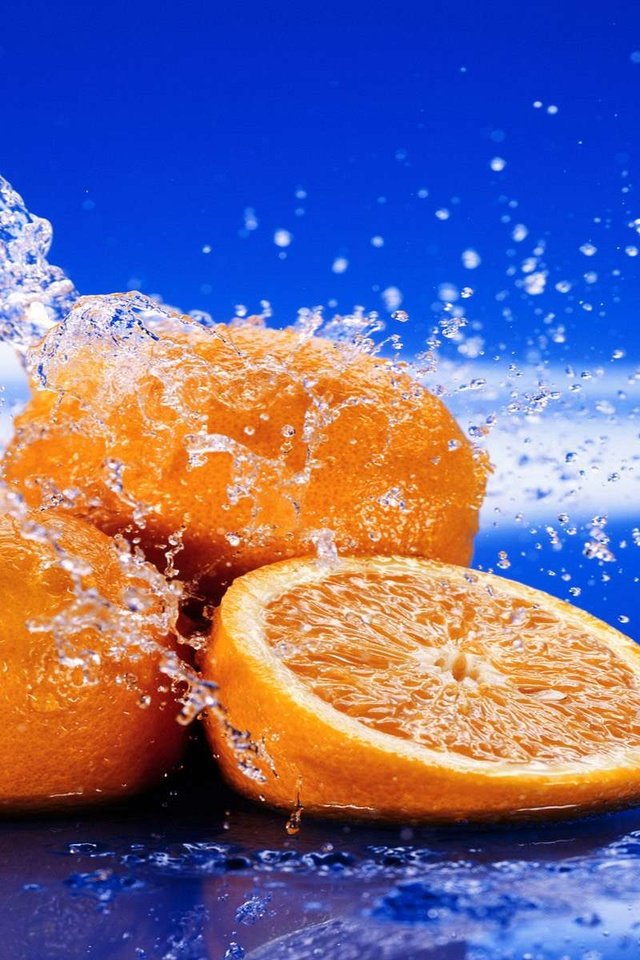Обои вода, капли, фрукты, апельсины, брызги, синий фон, цитрусы, water, drops, fruit, oranges, squirt, blue background, citrus разрешение 1920x1200 Загрузить