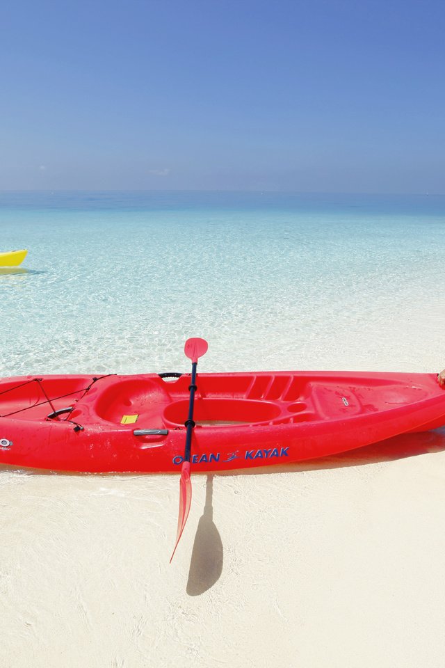 Обои девушка, пляж, лодка, тропики, мальдивы, girl, beach, boat, tropics, the maldives разрешение 5616x3744 Загрузить